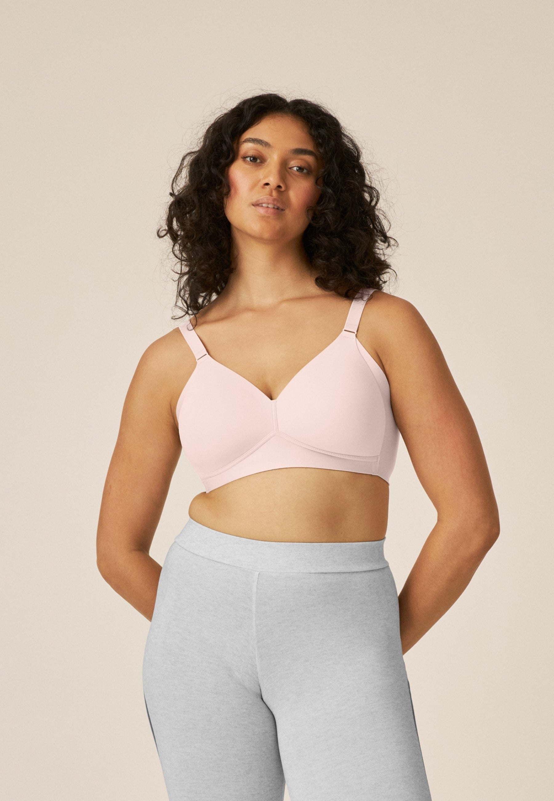 Voorzijde van vrouw die de side smoother bh in de kleur blush van het merk Naturana draagt