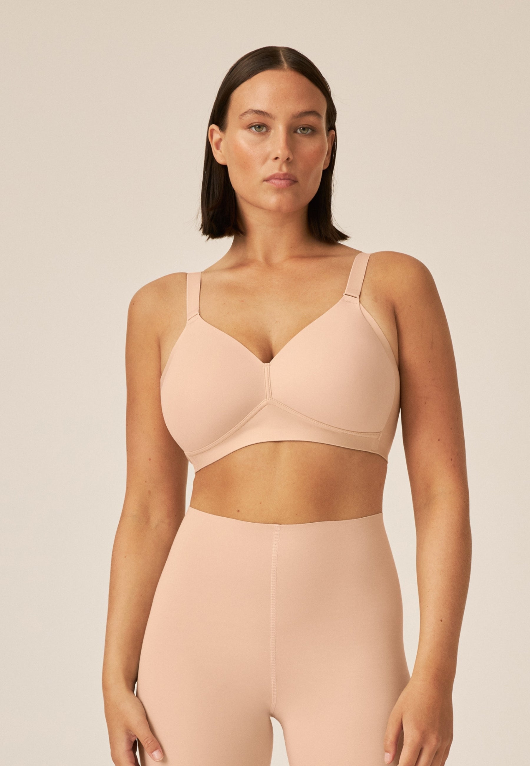 Voorzijde van vrouw die de side smoother bh in de kleur beige van het merk Naturana draagt