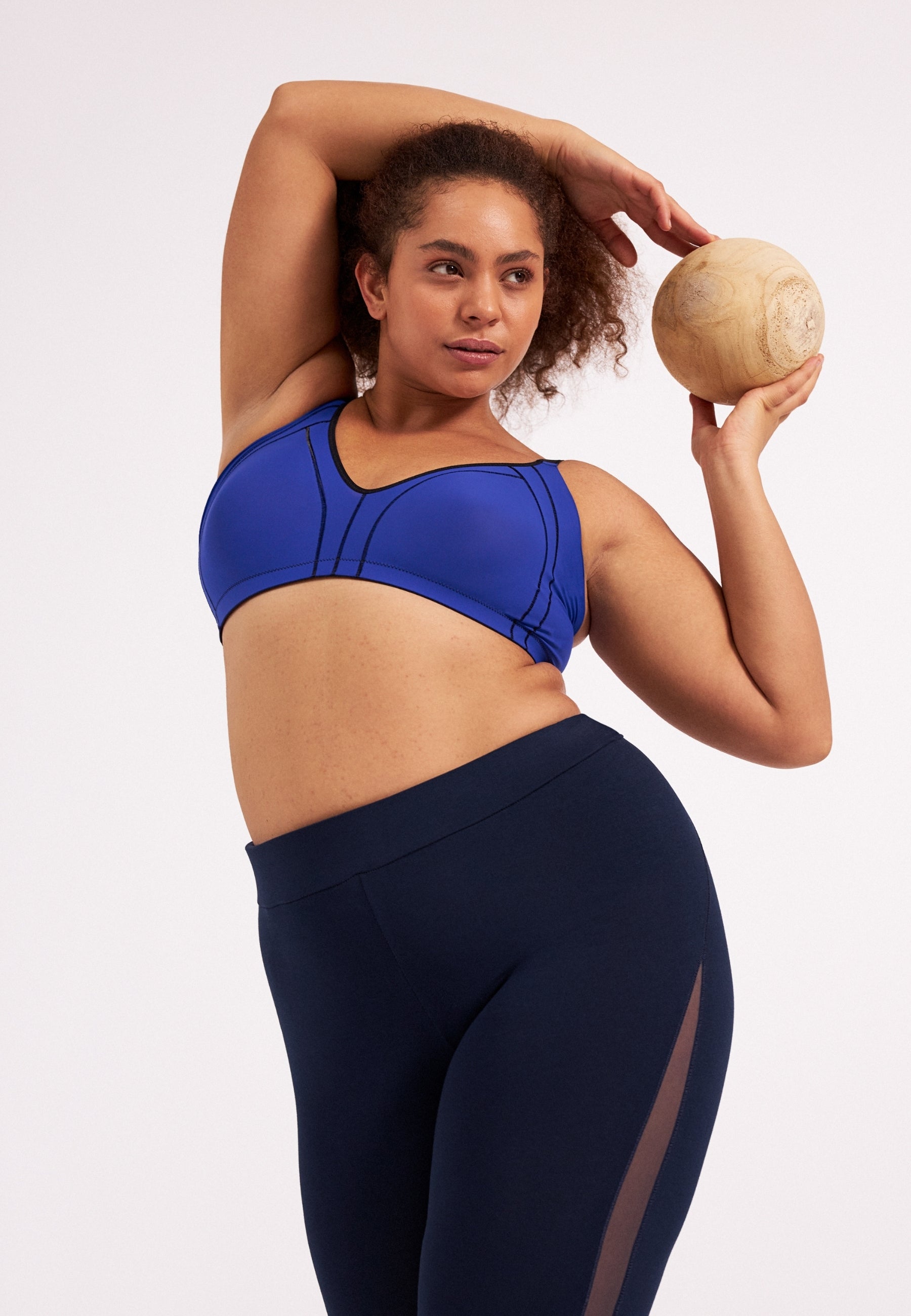 Voorzijde van vrouw die de minimizer bh met side smoother in de kleur indigo van het merk Naturana draagt