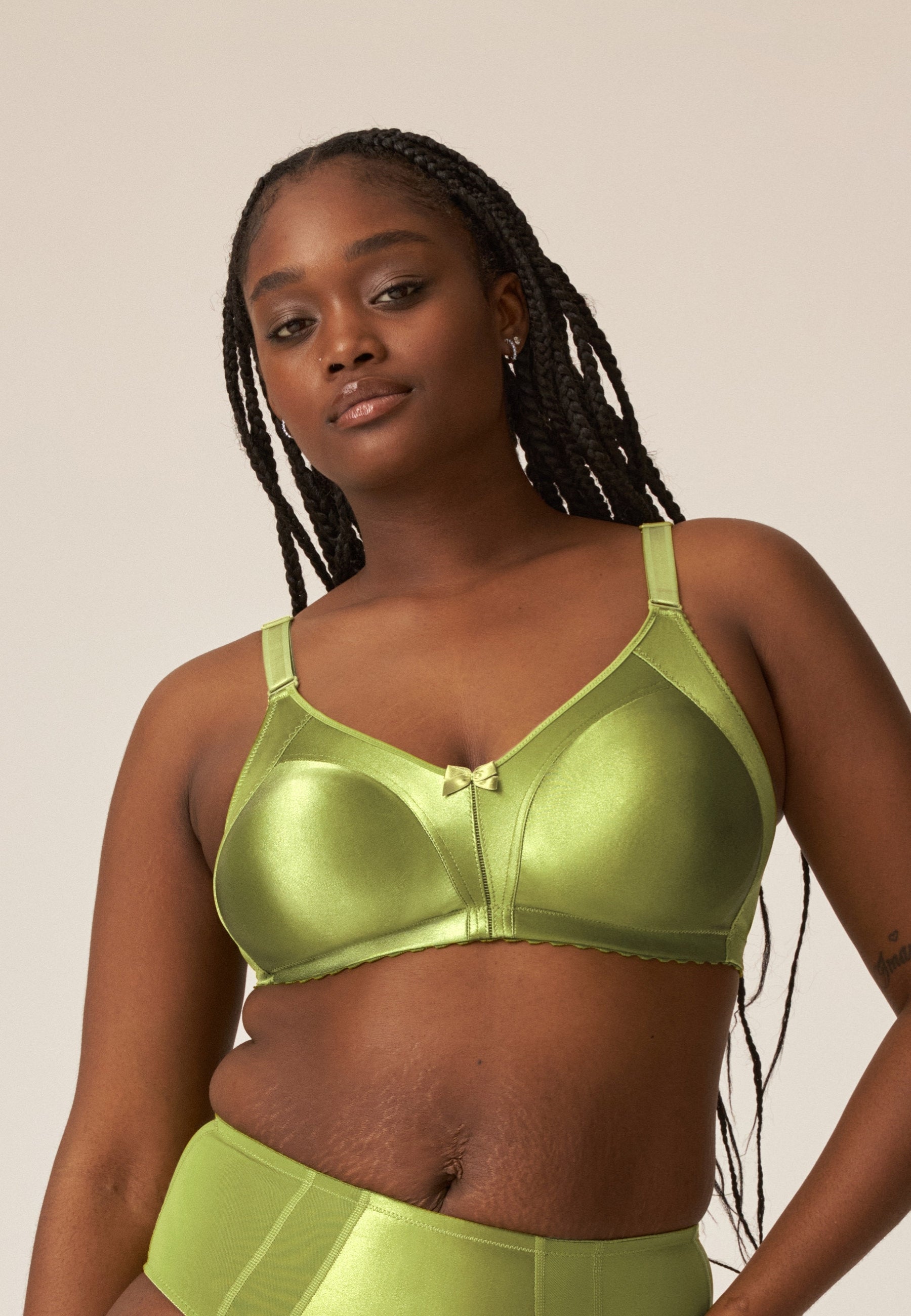 Voorzijde van vrouw die de minimizer bh met glanzend effect in de kleur moss van het merk Naturana draagt