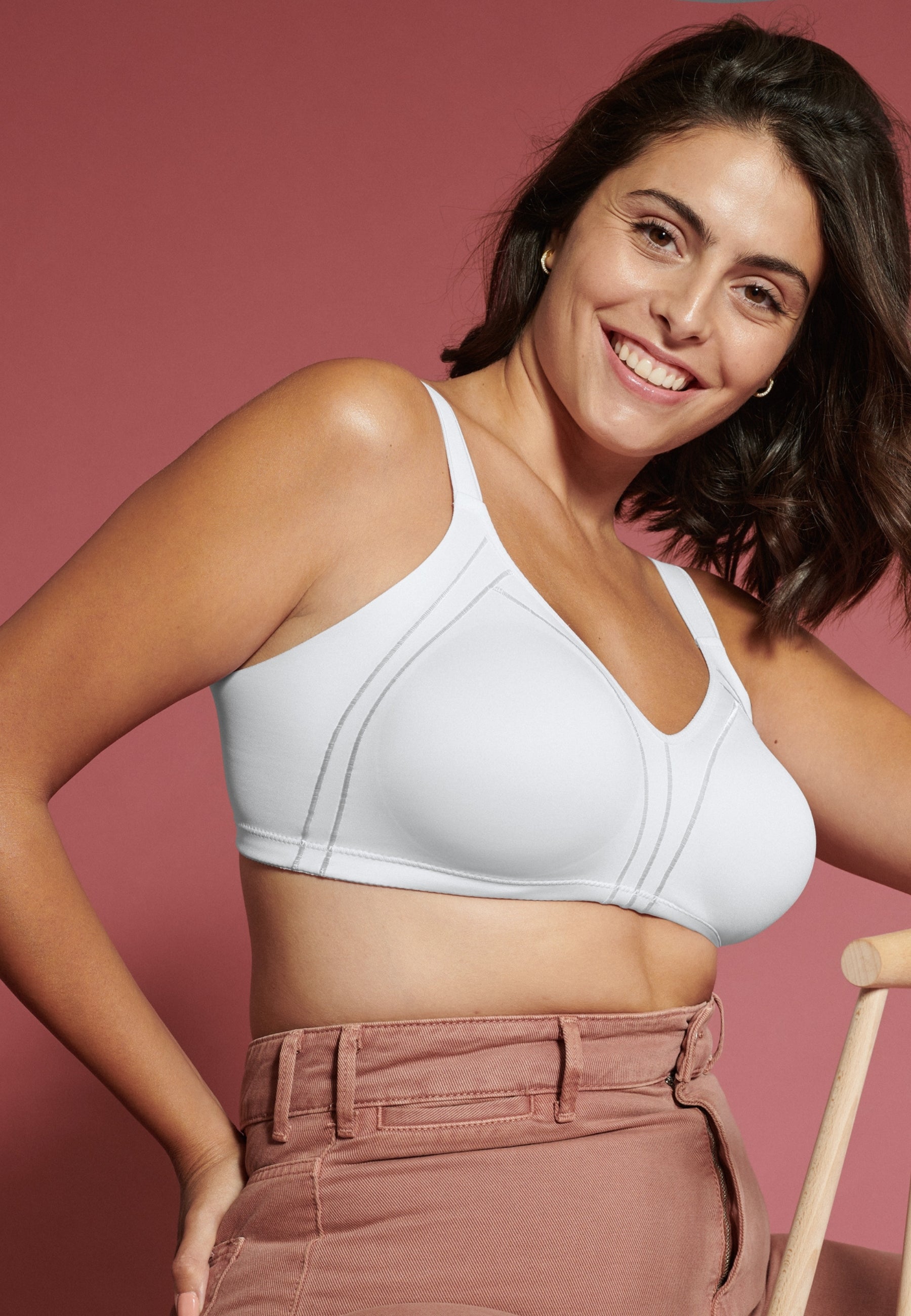 Zijde van vrouw die de minimizer bh met side smoother in de kleur wit van het merk Naturana draagt