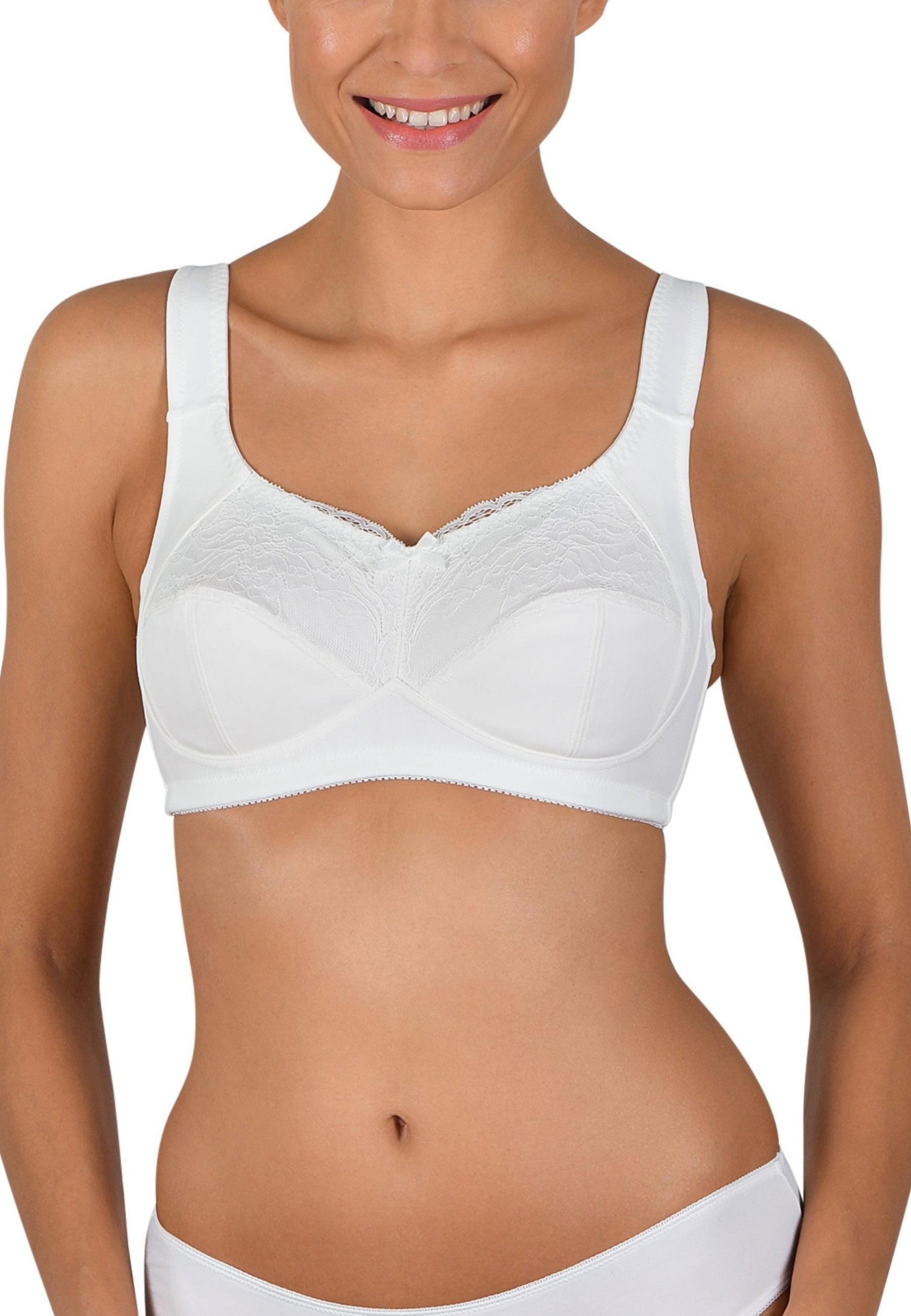 Voorzijde van vrouw die de prothese bh in de kleur ecru van het merk Naturana draagt