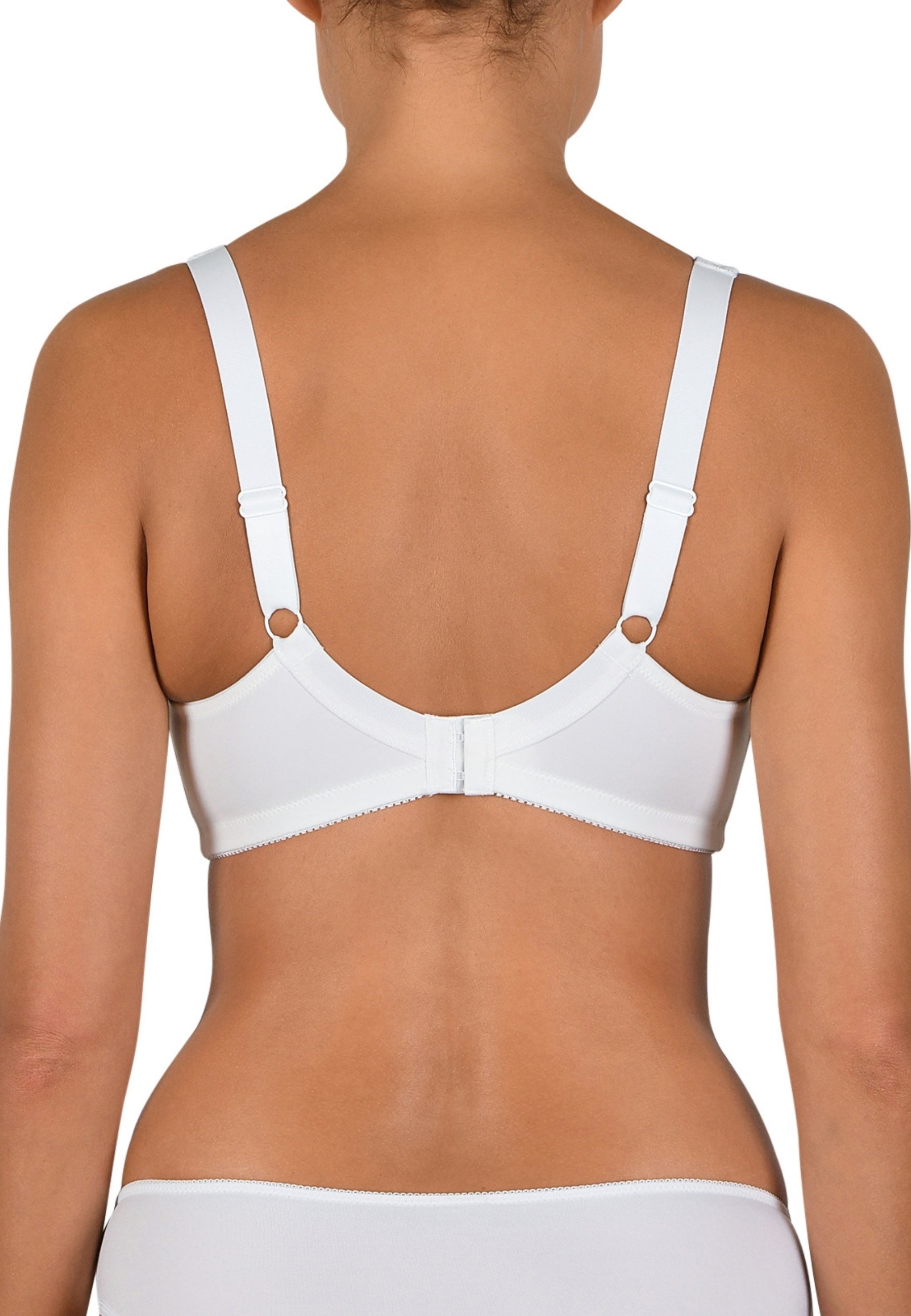 Achterzijde van vrouw die de prothese bh in de kleur ecru van het merk Naturana draagt