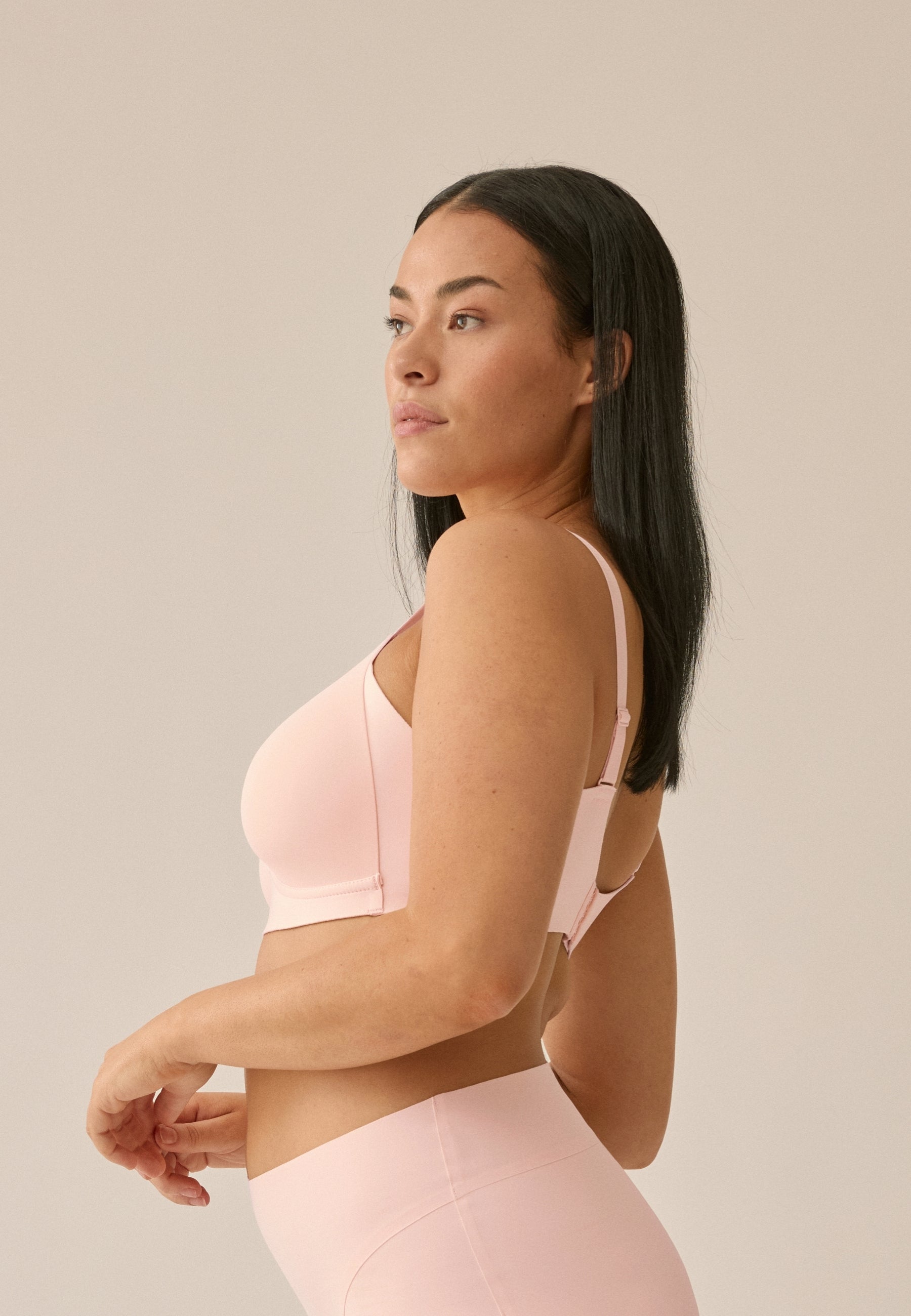 Zijde van vrouw die de side smoother bh in de kleur blush van het merk Naturana draagt