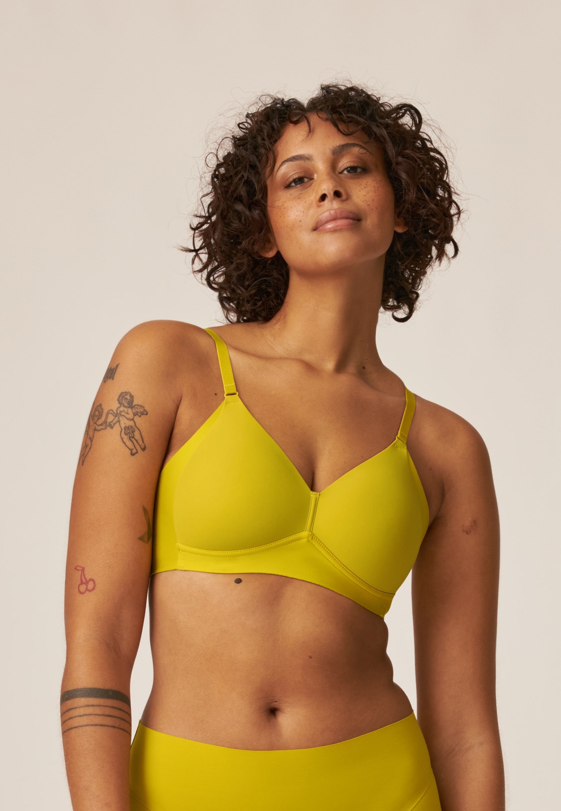 Voorzijde van vrouw die de side smoother bh in de kleur golden olive van het merk Naturana draagt