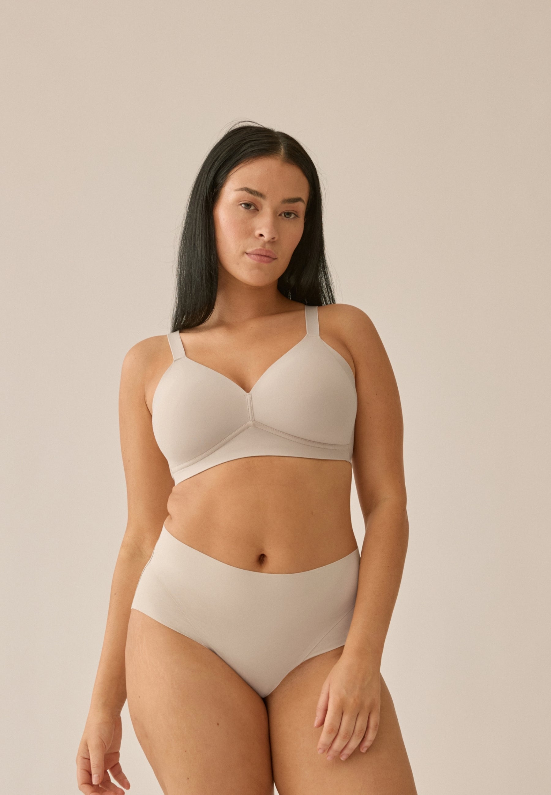 Voorzijde van vrouw die de side smoother bh en high waist slip in de kleur beige van het merk Naturana draagt
