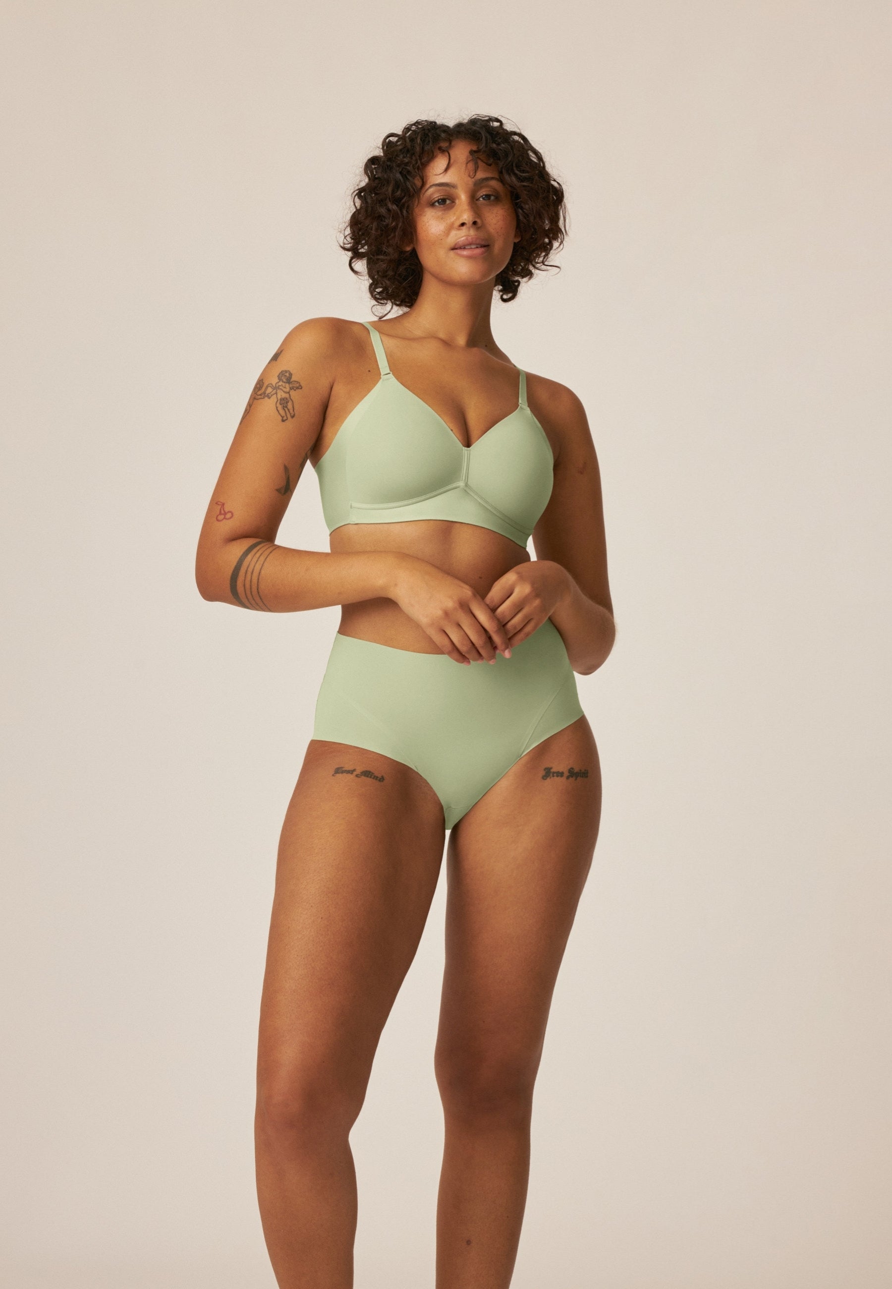 Voorzijde van vrouw die de side smoother bh en de high waist slip in de kleur pale greenshield van het merk Naturana draagt
