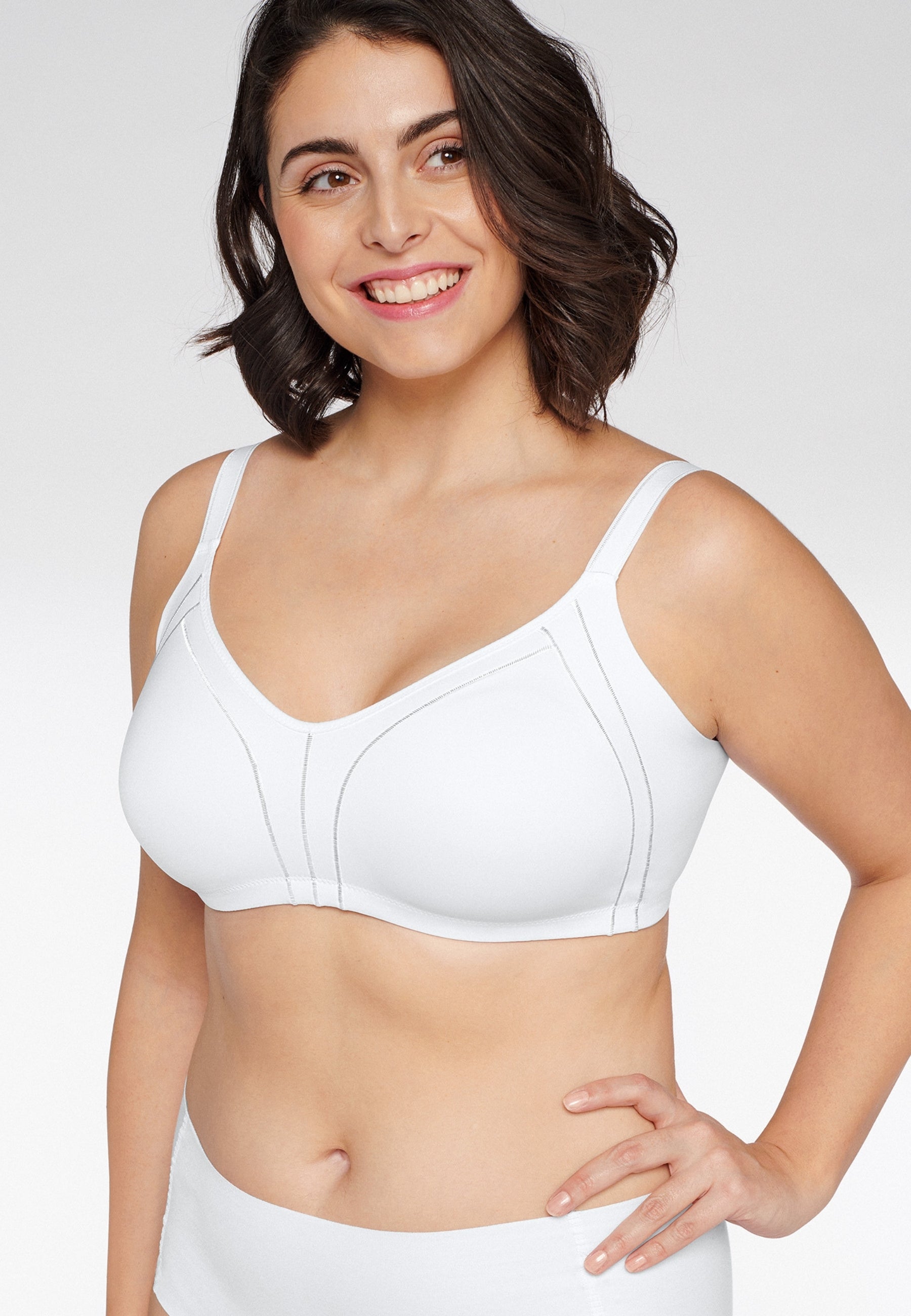 Voorzijde van vrouw die de minimizer bh met side smoother in de kleur wit van het merk Naturana draagt