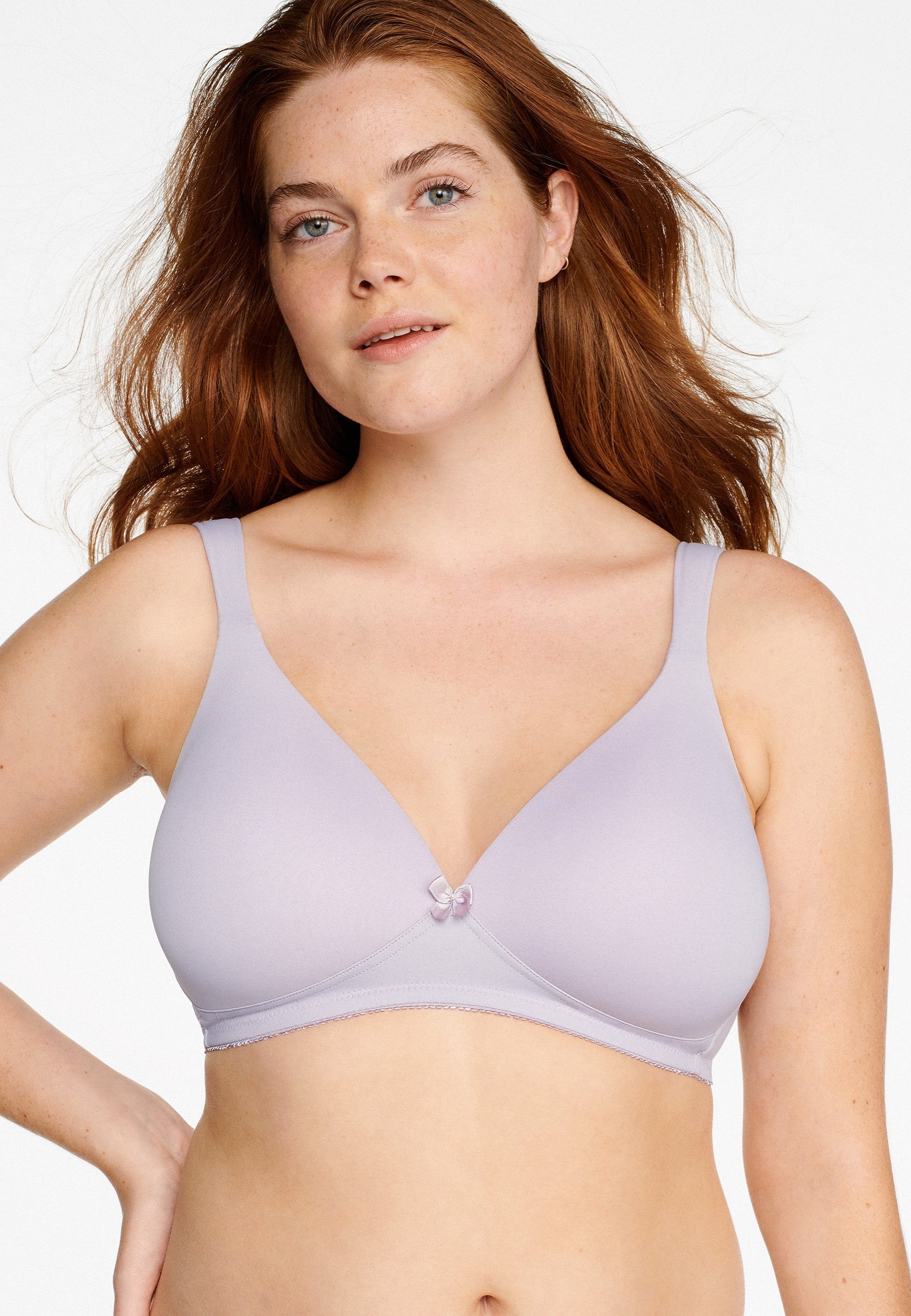 Voorzijde van vrouw die de soft bh met brede bandjes in de kleur blueberry cream van het merk Naturana draagt