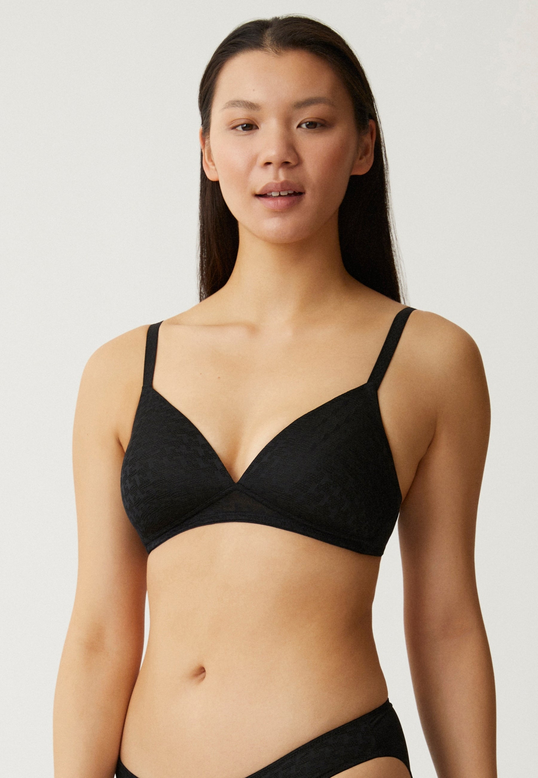 Voorzijde van vrouw die de soft bh met pied de poule patroon in de kleur zwart van het merk Naturana draagt