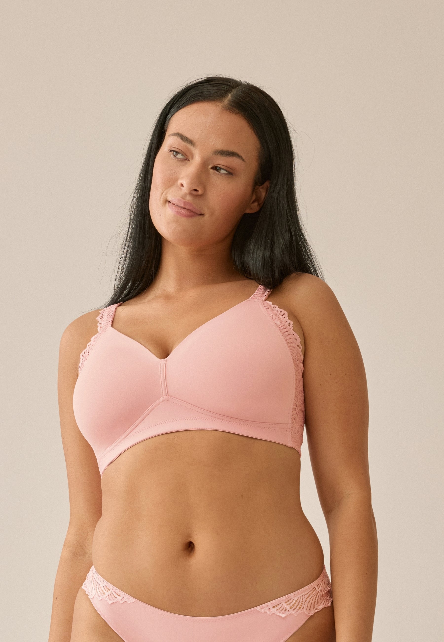 Voorzijde van vrouw die de side smoother bh met kant in de kleur pink rose van het merk Naturana draagt