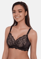 Voorzijde van vrouw die de boston prothese bh in de kleur zwart van het merk Megami draagt