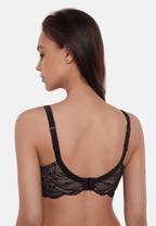 Achterzijde van vrouw die de boston prothese bh in de kleur zwart van het merk Megami draagt