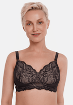 Voorzijde van vrouw die de boston prothese bh in de kleur zwart van het merk Megami draagt