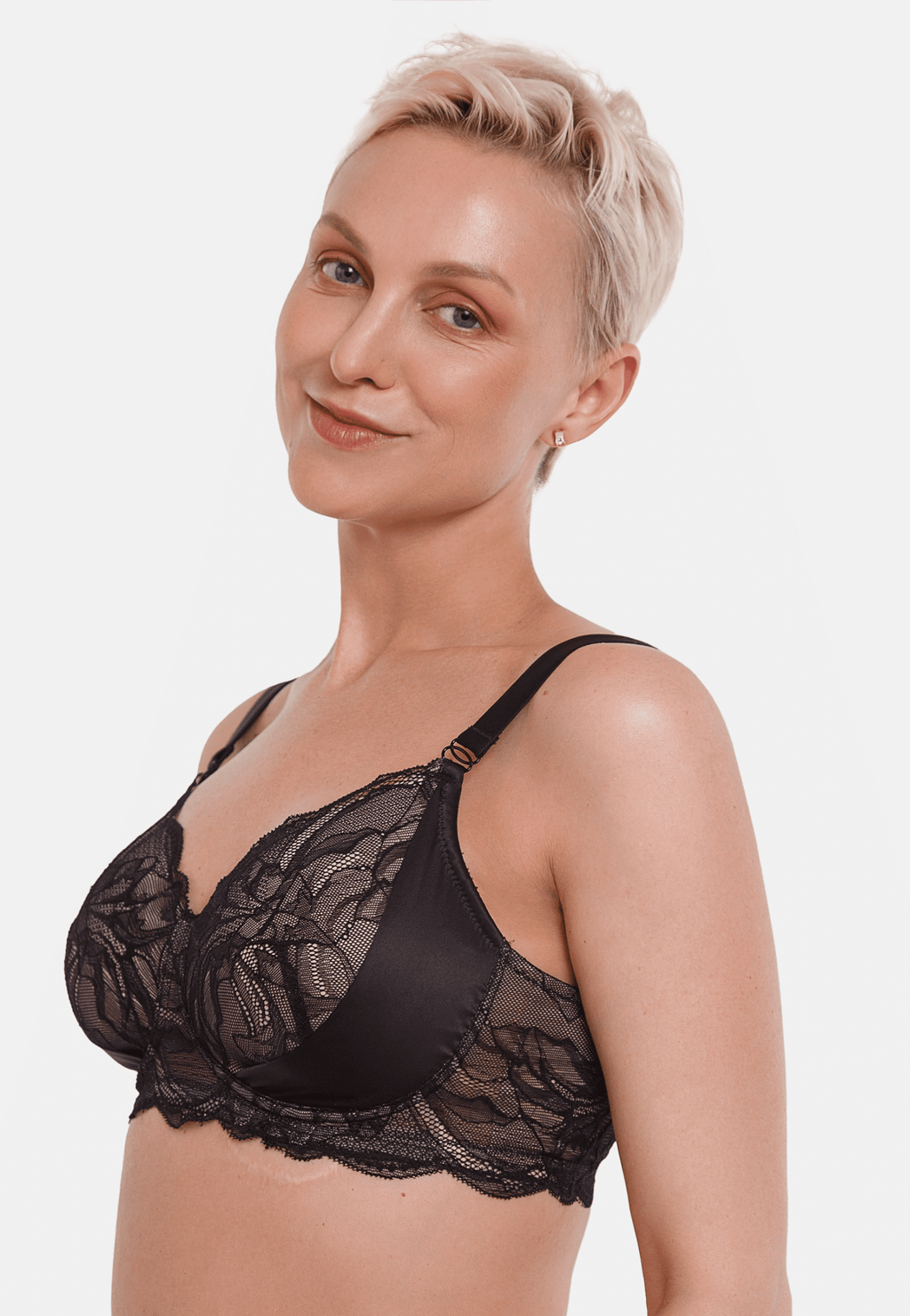 Zijde van vrouw die de boston prothese bh in de kleur zwart van het merk Megami draagt