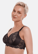 Zijde van vrouw die de boston prothese bh in de kleur zwart van het merk Megami draagt