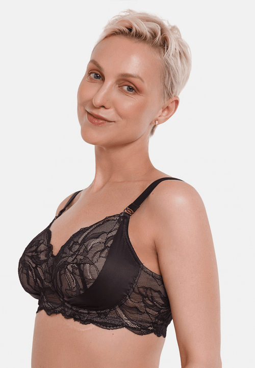 Zijde van vrouw die de boston prothese bh in de kleur zwart van het merk Megami draagt