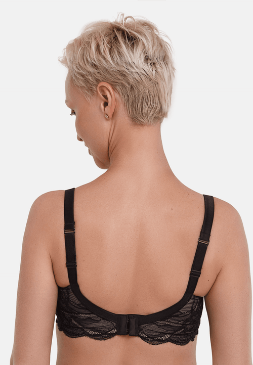 Achterzijde van vrouw die de boston prothese bh in de kleur zwart van het merk Megami draagt