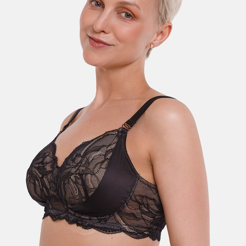 Zijde van vrouw die de prothese bh Boston in de kleur zwart van het merk Megami draagt