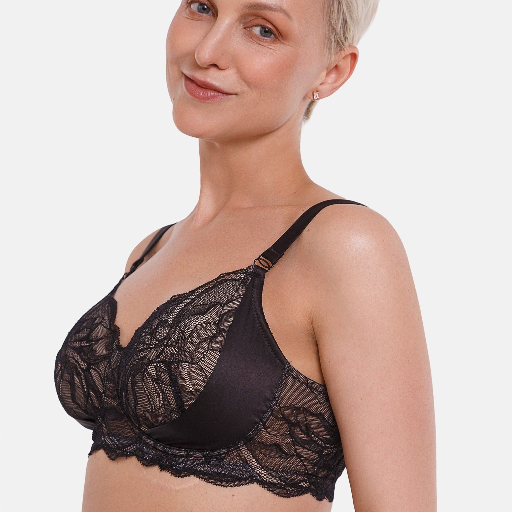 Zijde van vrouw die de prothese bh Boston in de kleur zwart van het merk Megami draagt