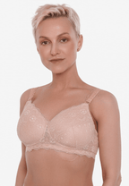 Voorzijde van vrouw die de salsa prothese bh in de kleur beige van het merk Megami draagt