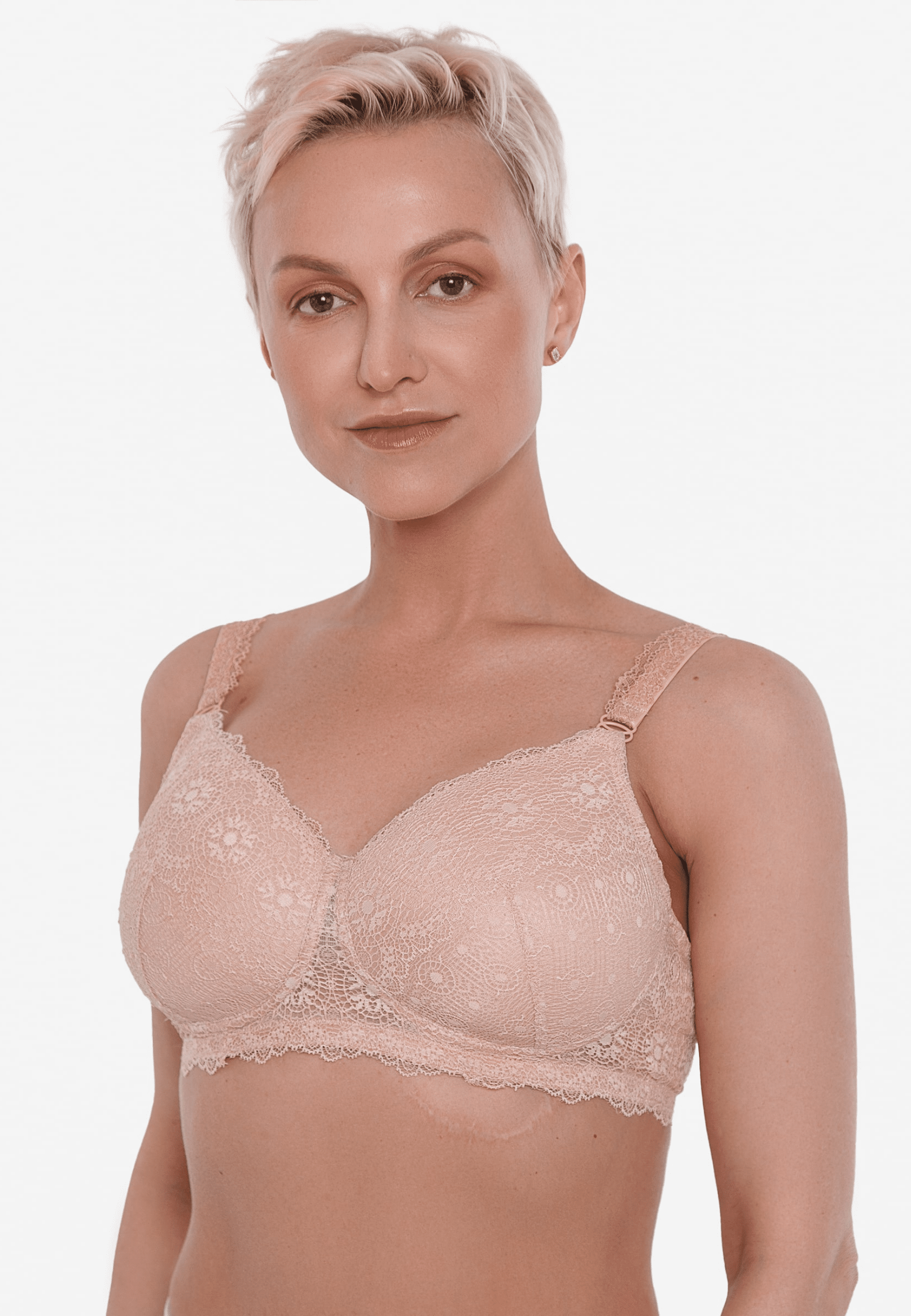 Voorzijde van vrouw die de salsa prothese bh in de kleur beige van het merk Megami draagt