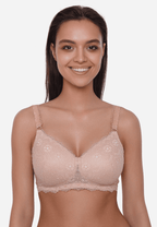 Voorzijde van vrouw die de salsa prothese bh in de kleur beige van het merk Megami draagt