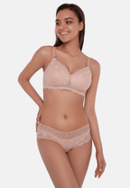 Voorzijde van vrouw die de salsa prothese bh in de kleur beige van het merk Megami draagt