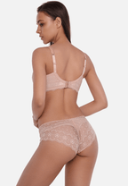 Achterzijde van vrouw die de salsa prothese bh in de kleur beige van het merk Megami draagt