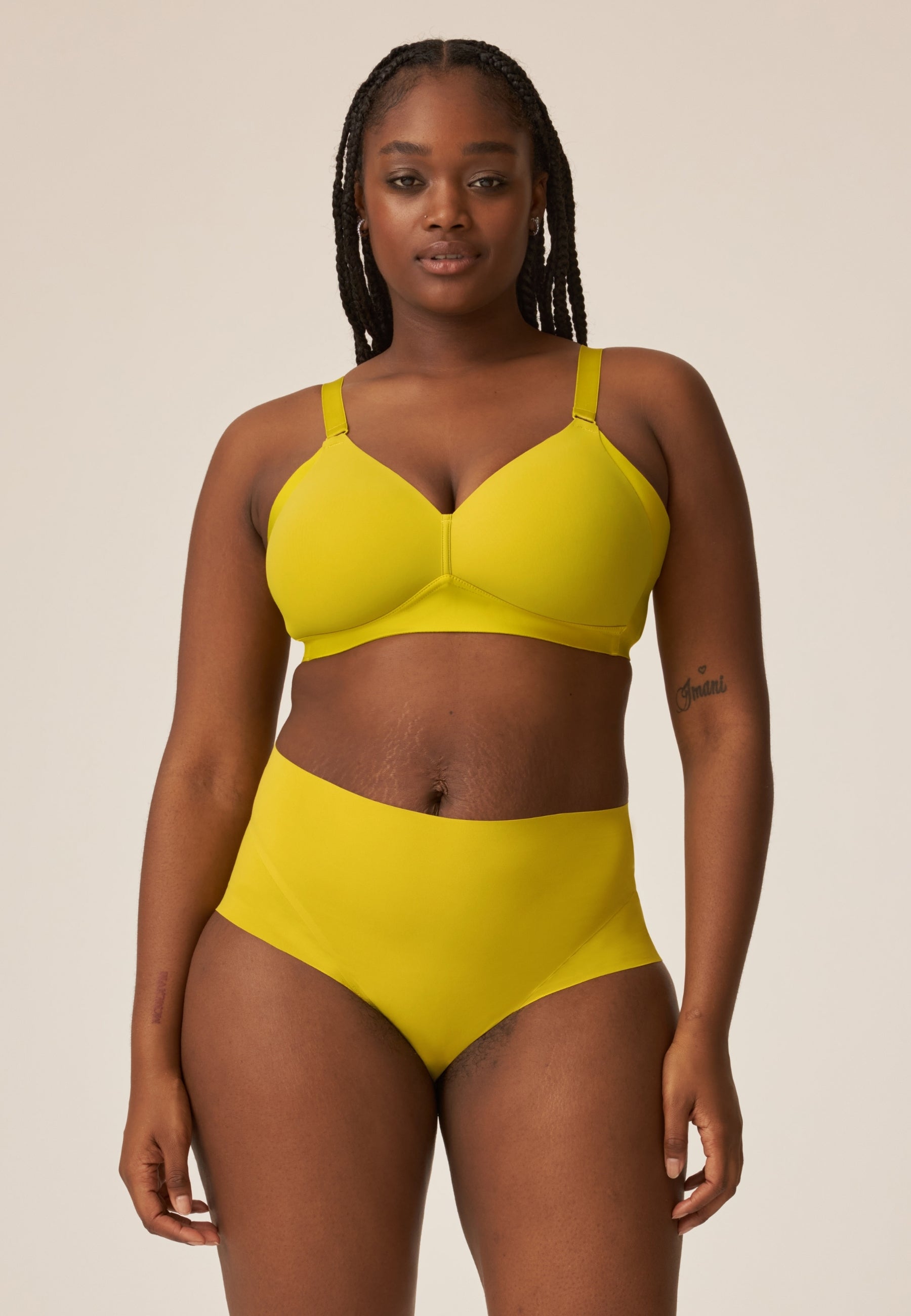 Voorzijde van vrouw die de side smoother bh en de high waist slip in de kleur golden olive van het merk Naturana draagt