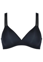 Voorzijde soft bh met mesh bandjes in de kleur zwart van het merk Naturana