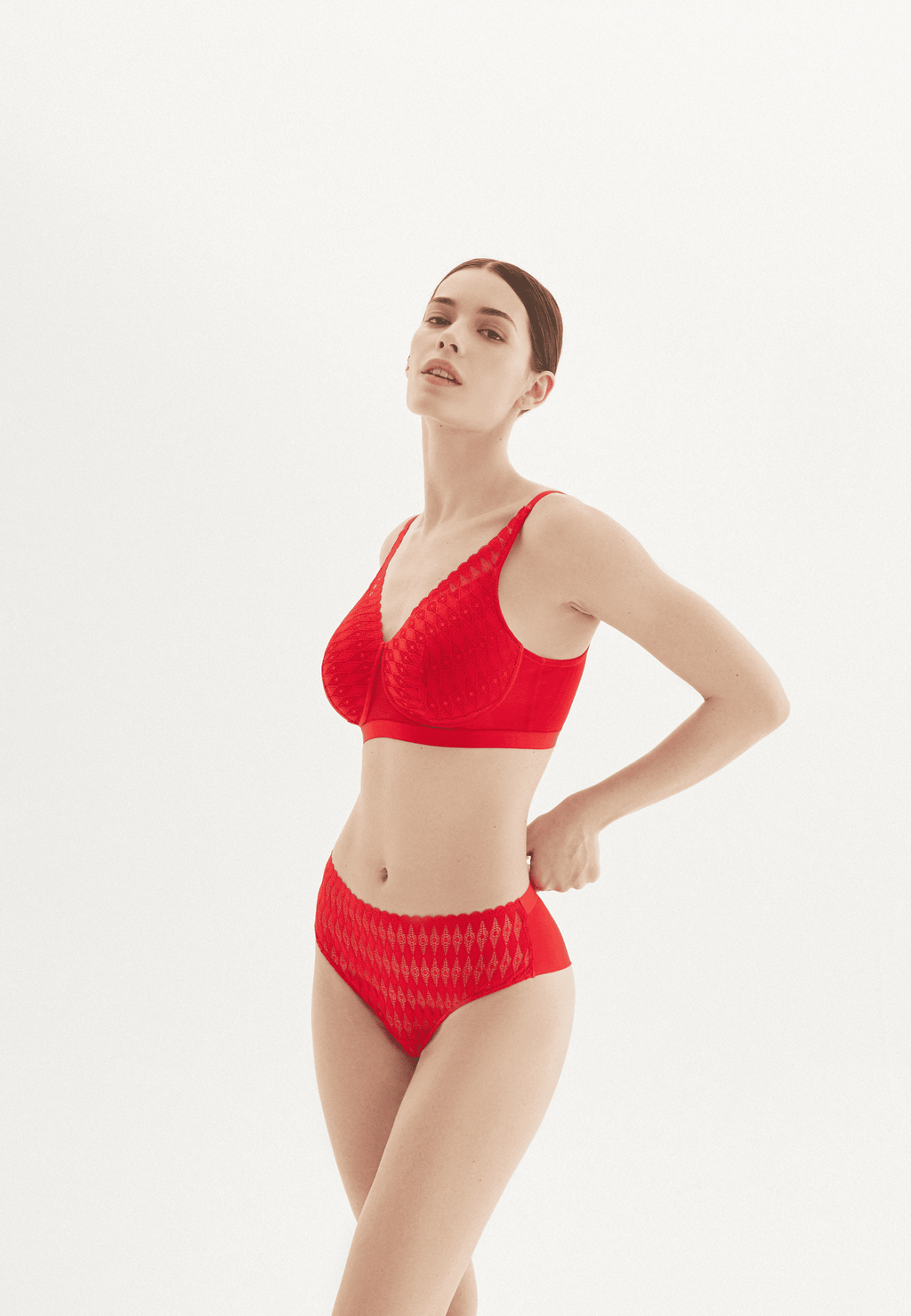 Zijde van vrouw die de lambada prothese bh en slip in de kleur rood van het merk Megami draagt