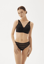 Voorzijde van vrouw die de lambada prothese bh en slip in de kleur zwart van het merk Megami draagt