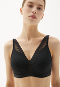 Voorzijde van vrouw die de lambada prothese bh in de kleur zwart van het merk Megami draagt