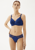 Voorzijde van vrouw die de prothese bh in de kleur blue depts van het merk Megami draagt