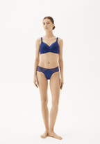 Voorzijde van vrouw die de prothese bh in de kleur blue depts van het merk Megami draagt