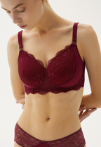 Voorzijde van vrouw die de boston prothese bh in de kleur burgundy van het merk Megami draagt