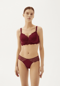 Voorzijde van vrouw die de boston prothese bh en slip in de kleur burgundy van het merk Megami draagt