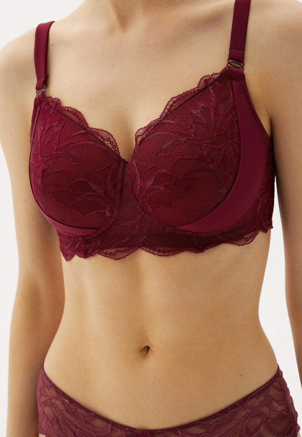 Voorzijde van vrouw die de boston prothese bh in de kleur burgundy van het merk Megami draagt