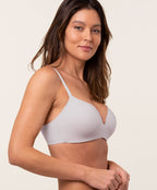 Vrouw met Royal Delite bh in kleur Cool Grey