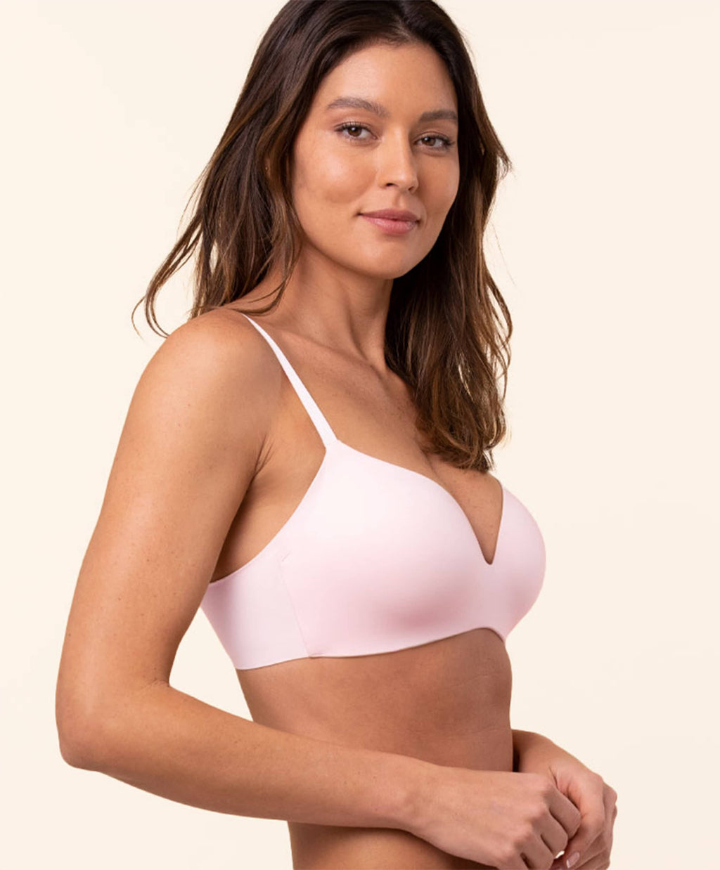 Vrouw met Royal Delite bh in kleur Peach Pink