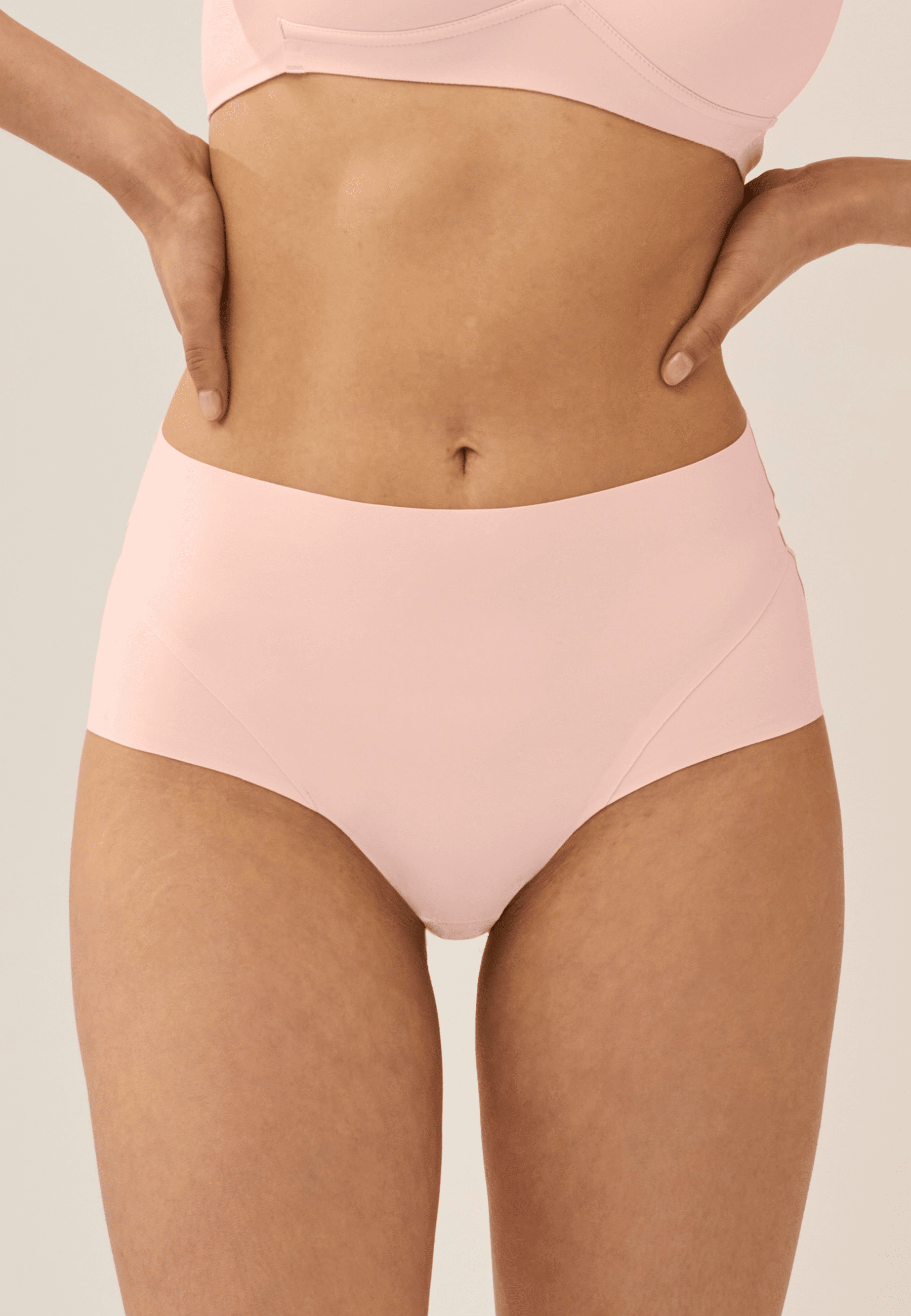 Voorzijde van vrouw die de high waist slip in de kleur blush van het merk Naturana draagt