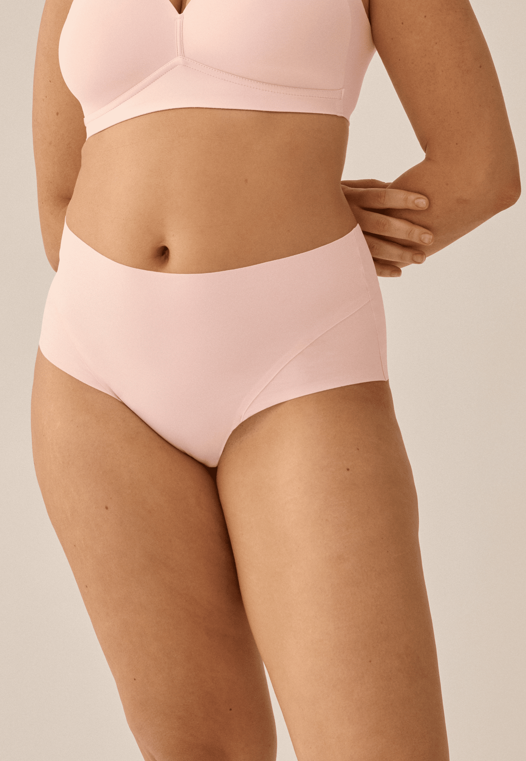Voorzijde van vrouw die de high waist slip in de kleur blush van het merk Naturana draagt