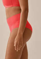 Zijde van vrouw die de high waist slip in de kleur chayenne van het merk Naturana draagt