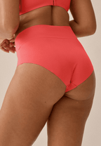 Achterzijde van vrouw die de high waist slip in de kleur chayenne van het merk Naturana draagt