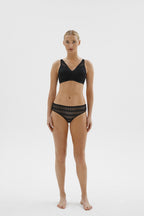 Voorzijde van vrouw die de lambada prothese bh en de lambade slip in de kleur zwart van het merk Megami draagt