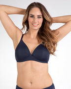 Voorzijde van vrouw die de voorgevormde soft bh in de kleur navy van het merk Naturana draagt