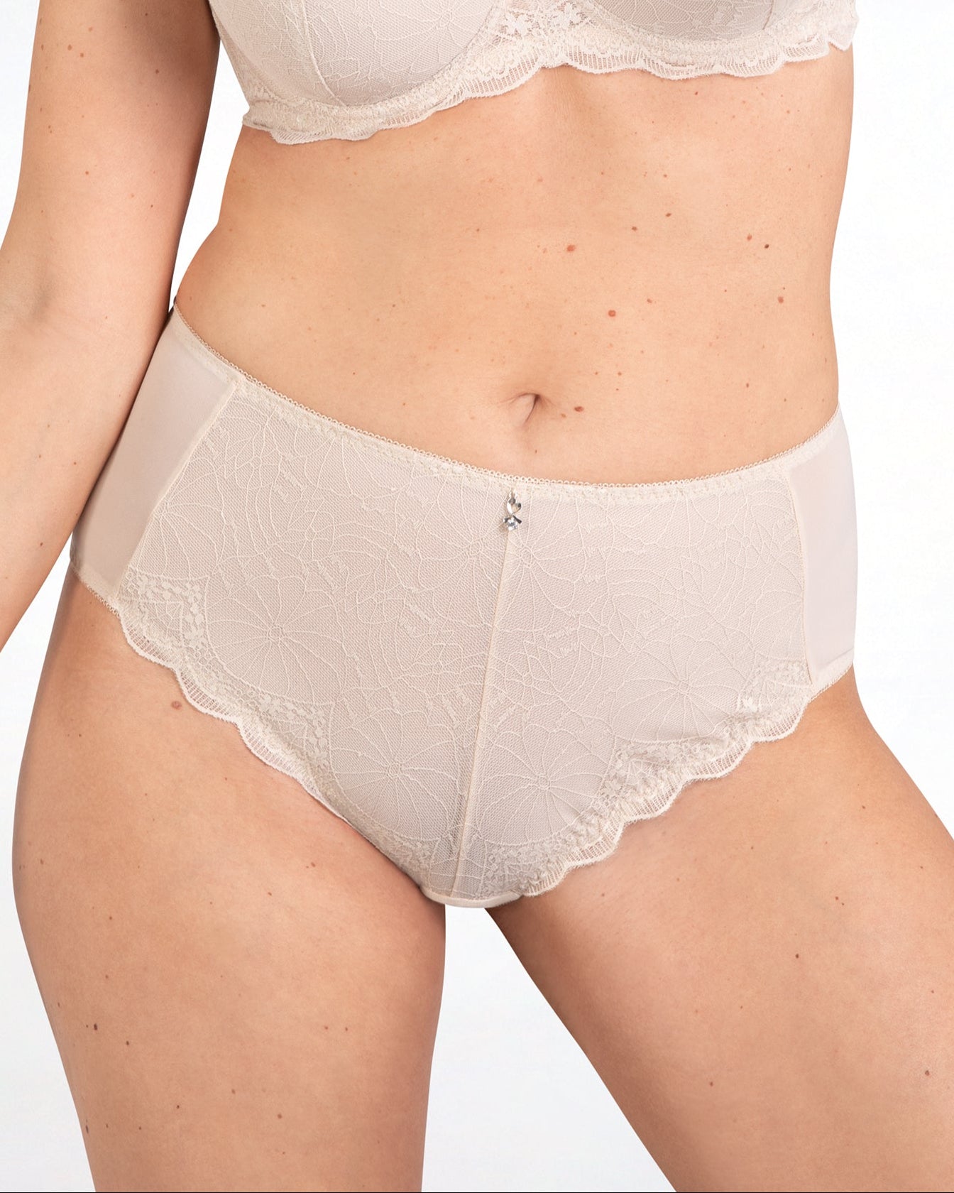 Voorzijde van vrouw die de slip met kant in de kleur beige van het merk Naturana draagt