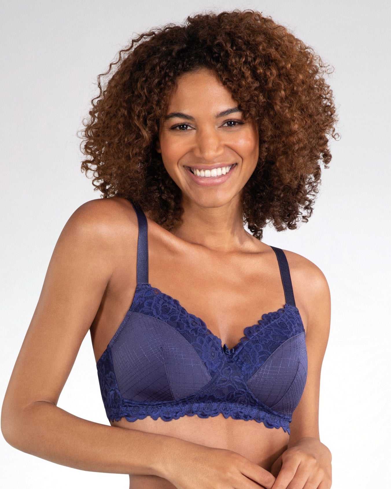 Voorzijda van vrouw die de Prothese bh in de kleur Navy van het merk Naturana draagt