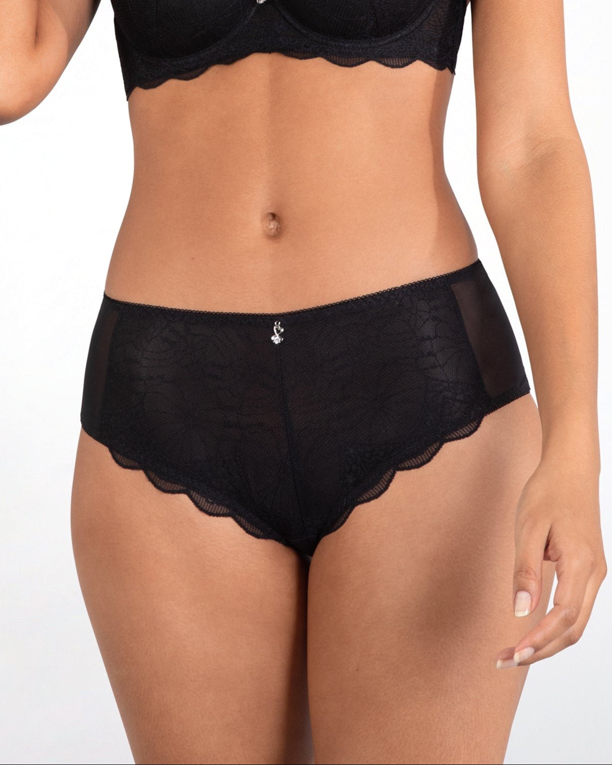 Voorzijde van vrouw die de slip met kant in de kleur zwart van het merk Naturana draagt